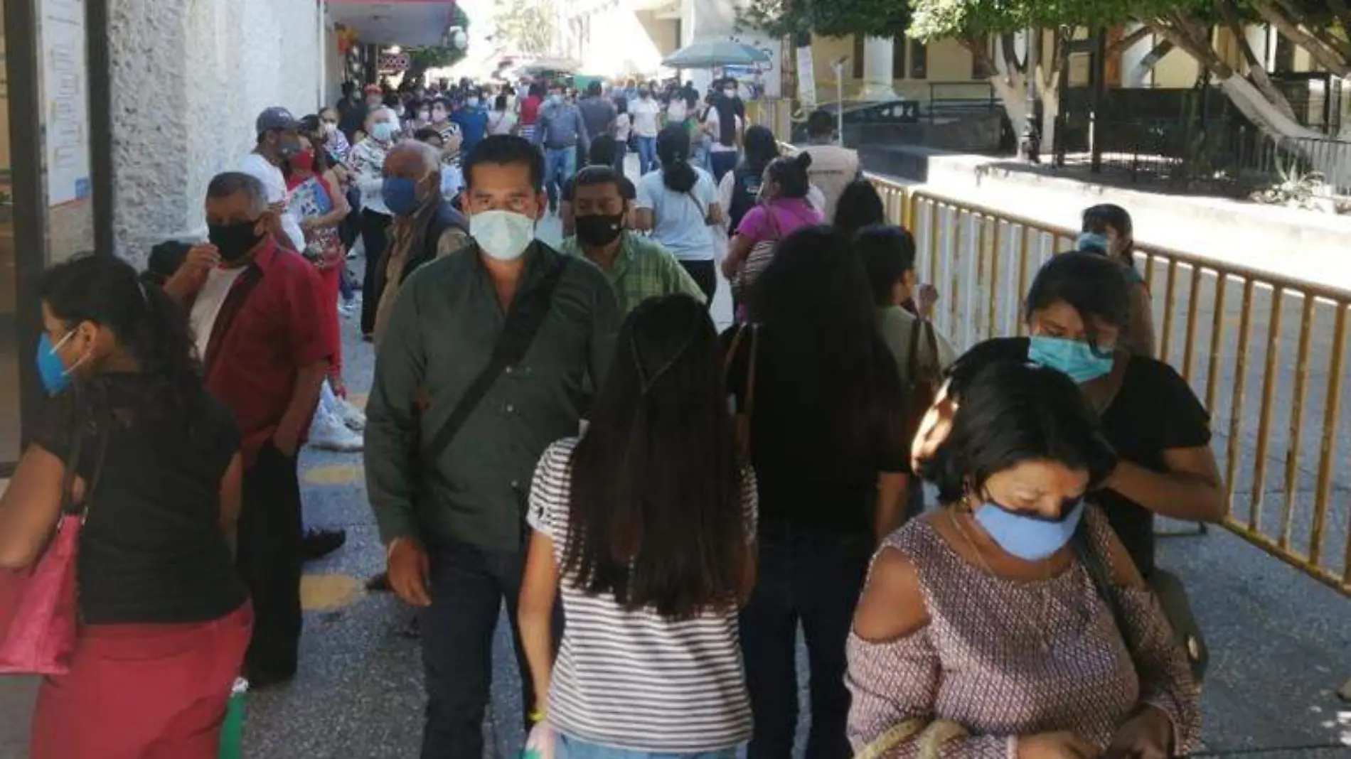 Gente en zócalo de Chilpancingo